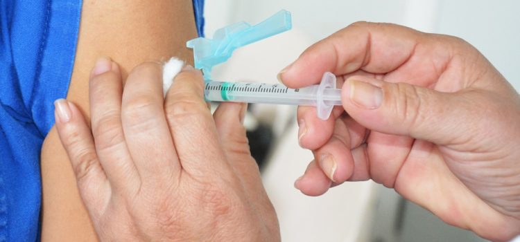 Aplicação da vacina contra Covid-19 nas unidades de saúde nesta segunda-feira
