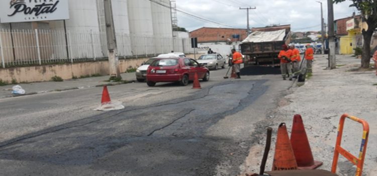 Operação tapa buraco segue recuperando pavimentação em ruas e avenidas