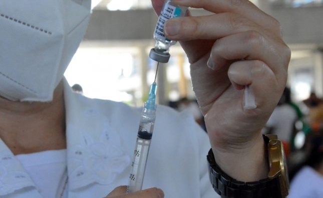 Vacinação contra Covid para adolescentes e adultos nesta segunda-feira