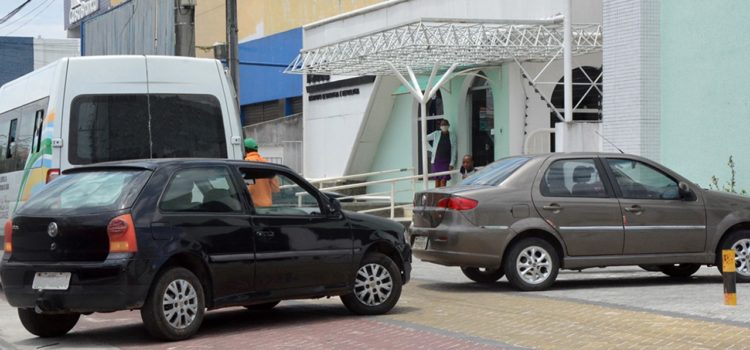 Fila dupla e estacionamento irregular continuam hábitos comuns no trânsito