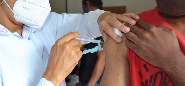 Prefeitura disponibiliza 4ª dose da vacina contra Covid para pessoas a partir de 18 anos