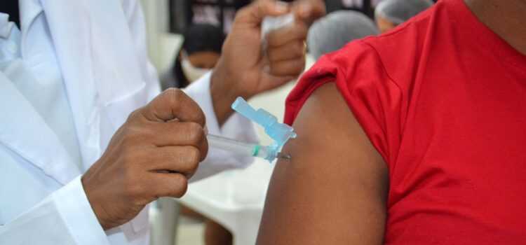 Vacinação contra Covid no Shopping Popular e exames para diagnóstico no estacionamento da Prefeitura