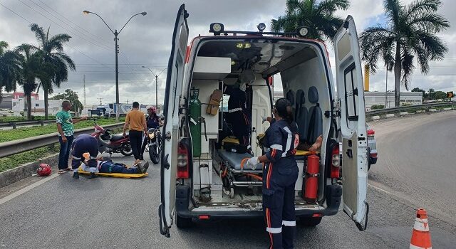 Motociclista e ciclista ficam feridos após acidente da BR-324