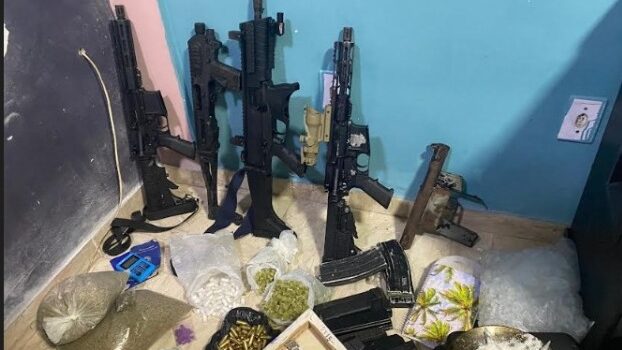 PM apreende armas e grande quantidade de munições e drogas em Salvador