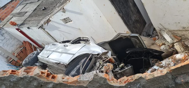 Motorista perde controle de carro em encosta, capota e cai em terreiro; outro veículo atingiu igreja