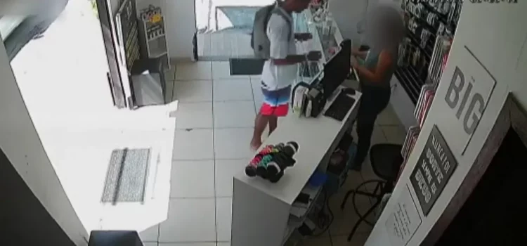 Homem finge ser cliente e rouba objetos de loja no bairro da Boca do Rio, em Salvador