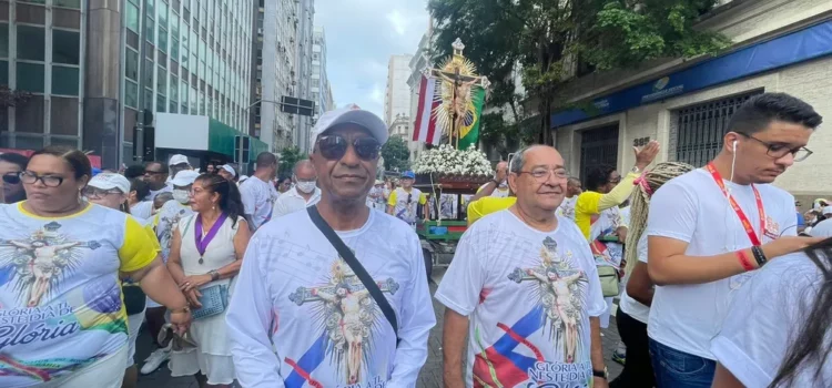 Lavagem do Bonfim: pároco lidera caminhada em direção à Colina e pede fim da violência contra negros, mulheres e homossexuais