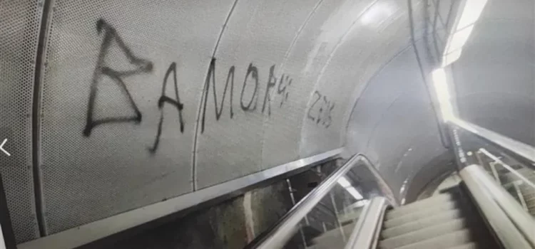 Metrô de Salvador é pichado e vandalizado com nome de torcida organizada do Bahia