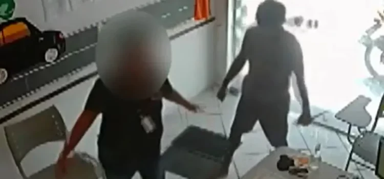 Homem armado com facas invade autoescola e rouba celular de funcionária em Salvador