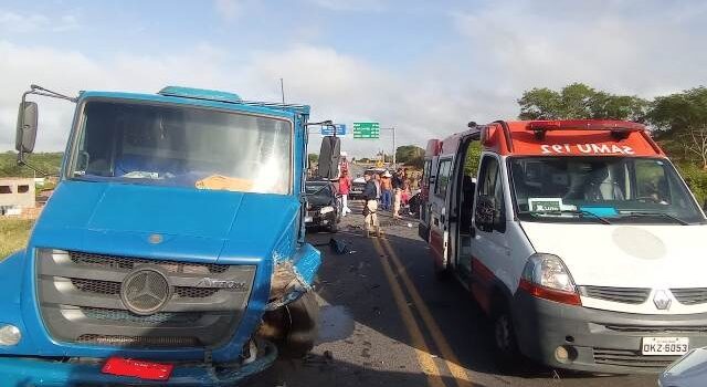 Acidente envolvendo três veículos deixa dois feridos na Estrada do Feijão