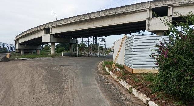 Parte superior de viaduto do Complexo Miraldo Gomes deve ser liberada em março, diz prefeitura