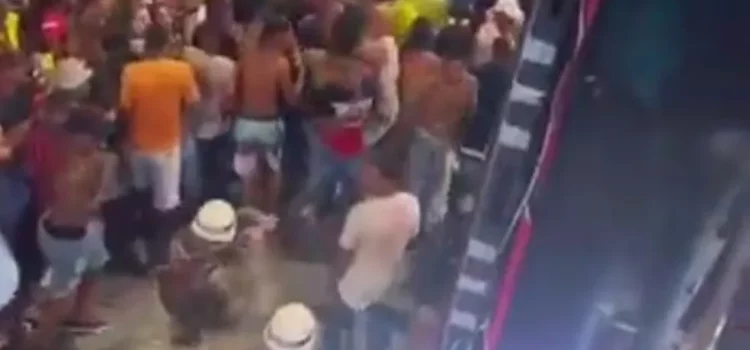 Foliões trocam socos e chutes durante Pipoco de Léo Santana, festa do pré-carnaval em Salvador