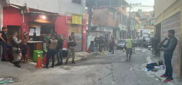 Após tiroteios no Calabar, polícia cumpre mandados de busca e apreensão contra suspeitos de tráfico de drogas no bairro