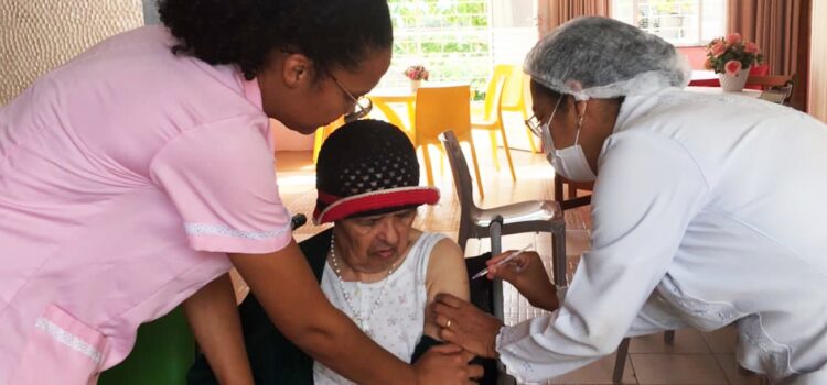 Feira inicia aplicação da vacina bivalente contra a Covid em idosos institucionalizados