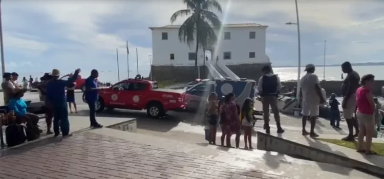 Corpo encontrado boiando no mar do Porto da Barra, em Salvador, era do sexo feminino