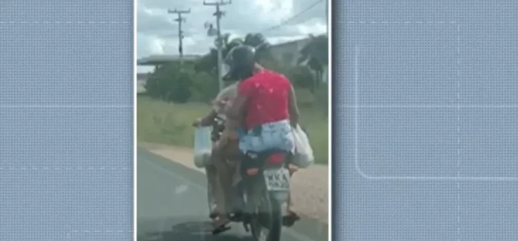 Casal é flagrado com duas crianças e um bebê em motocicleta na Bahia