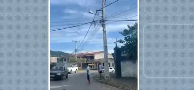 Motociclista fica ferido após ter pescoço enroscado em fio de poste no sul da Bahia