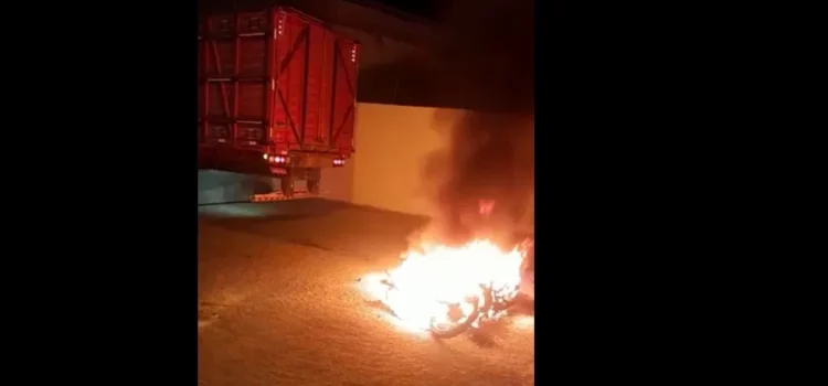 Motocicleta pega fogo embaixo de caminhão após acidente no extremo sul da Bahia