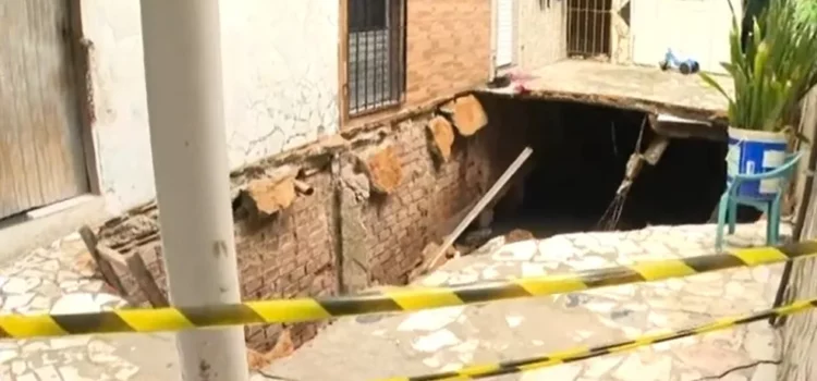 Cratera é formada após laje desabar em bairro de Salvador; duas pessoas ficaram presas nos escombros