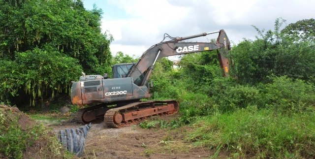 Prefeitura inicia desobstrução de canal de drenagem no bairro 35 BI
