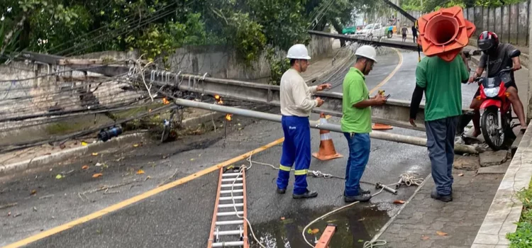 Postes que caíram em Salvador são substituídos, mas população segue sem energia elétrica há mais de 12 horas