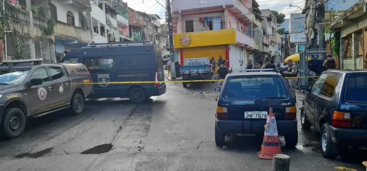 Bope faz detonação controlada de granada em área onde ocorreu confronto entre facções em Salvador; duas pessoas morreram