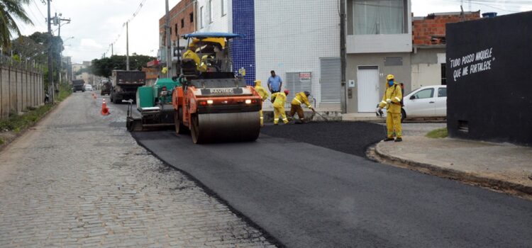 Prefeitura avança com asfaltamento de ruas no Alto do Papagaio e Mangabeira