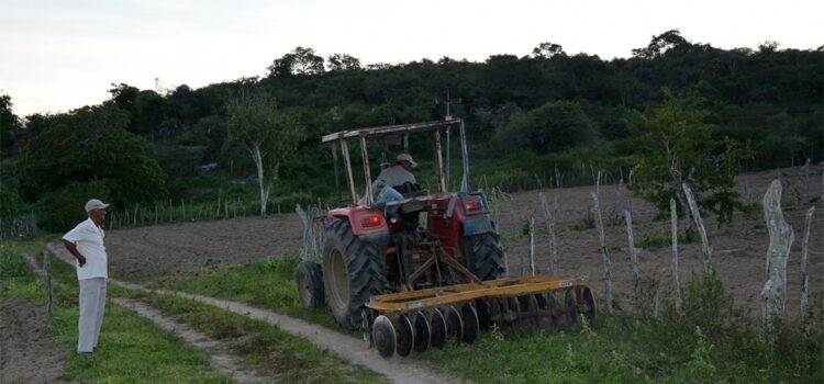 169 agricultores já foram atendidos com serviço de aragem de terras pela SEAGRI
