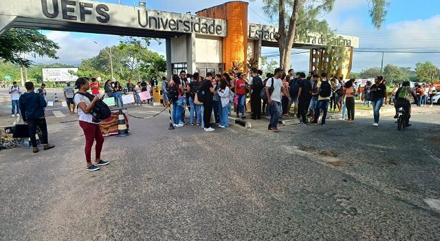 Estudantes da Uefs fazem manifestação nesta terça-feira (9); portões estão fechados