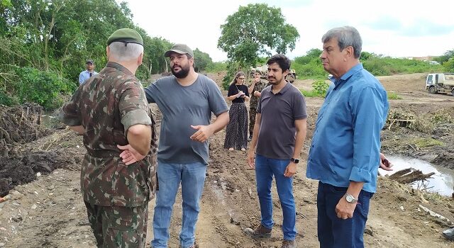 Prefeito e general do Exército acompanham obra de requalificação do Rio Subaé