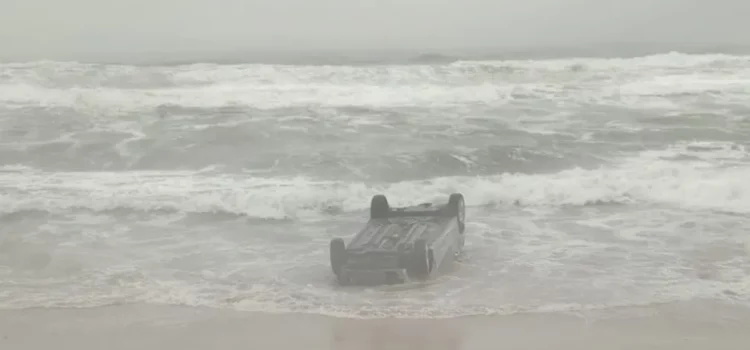 Carro é encontrado capotado dentro do mar de praia da Região Metropolitana de Salvador