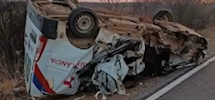 Motorista de ambulância morre após batida do veículo contra um caminhão na Bahia