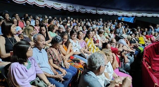 Diversão na terceira idade: 155 idosos vão juntos ao Circo em Feira de Santana