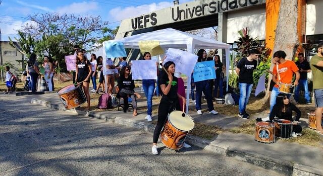 Estudantes de Medicina da Uefs fazem manifestação para reivindicar contra a falta de professores