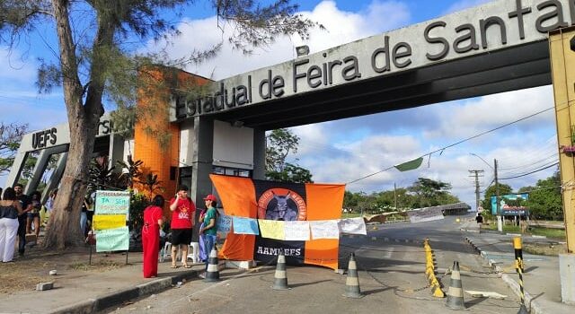 Estudantes de Medicina da Uefs mantêm protesto contra a falta de professores e pedem melhores condições para o curso