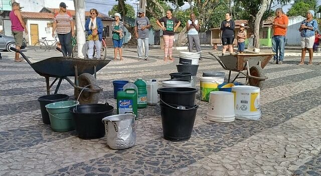Ao som de samba de roda, moradores da Matinha protestam contra falta de água: “Dona Embasa para de desculpinha”