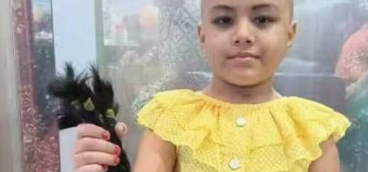 Menina de 5 anos doa longos cabelos para ajudar mulher com câncer