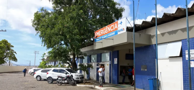 Adolescente de 14 anos fica em estado grave após ser baleado em Salvador; família diz que PM chegou no local atirando
