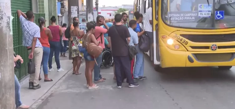 Assembleia de rodoviários atrasa saídas de ônibus em duas garagens de Salvador