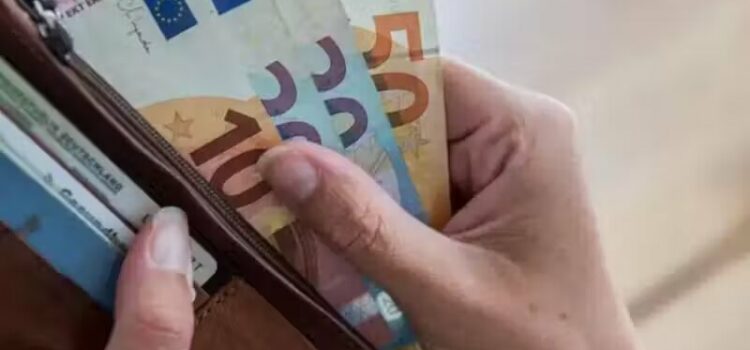 Adolescente acha carteira com 7 mil euros, devolve ao dono e ganha recompensa