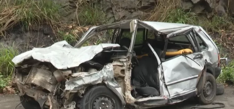 Motorista morre após carros baterem de frente na BR-101, no sul da Bahia