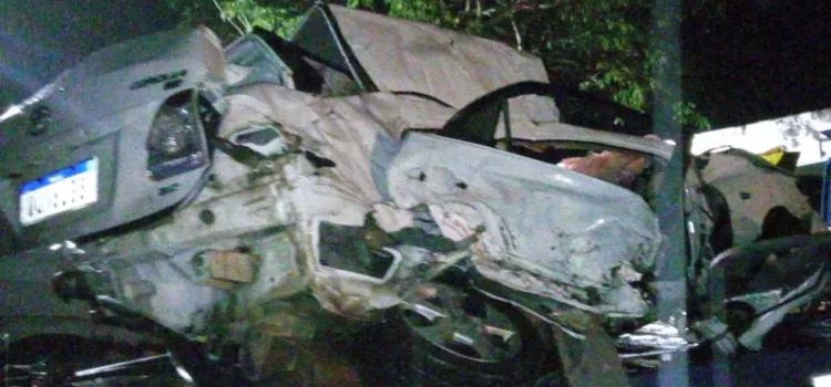 Duas pessoas morrem após batida entre carro e caminhão em rodovia na Bahia