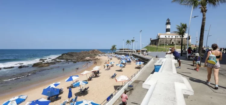 Idoso morre após escorregar e bater cabeça em pedra em uma das principais praias turísticas de Salvador