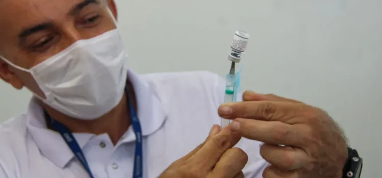 Salvador inicia aplicação da 2ª dose da vacina bivalente contra Covid-19 na segunda-feira; veja lista com postos de saúde