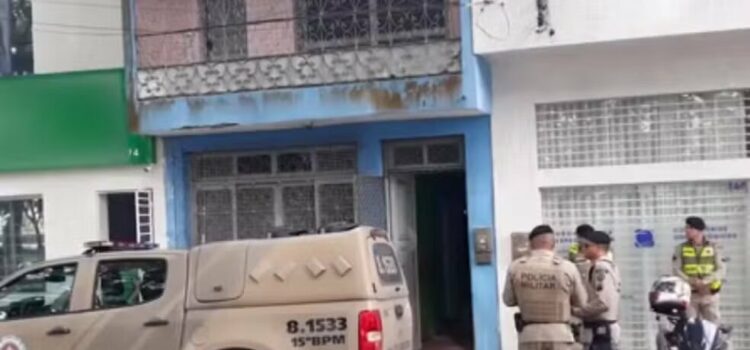 Suspeitos quebram paredes, invadem clínica e arrombam loja de roupas em cidade da Bahia