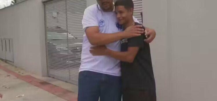 Torcedor do Cruzeiro reencontra adolescente que salvou em enchente em BH; Gratidão
