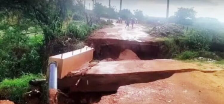 Após fortes chuvas, ponte rompe e impede deslocamento de moradores em comunidade no sudoeste da Bahia