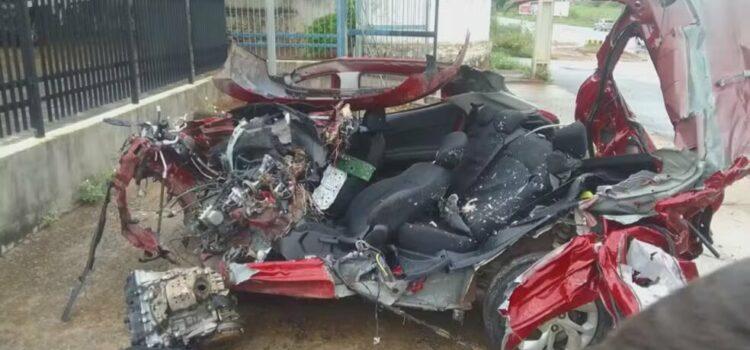 Motorista de carro morre após batida com carreta no sudoeste da Bahia; veículo ficou destruído