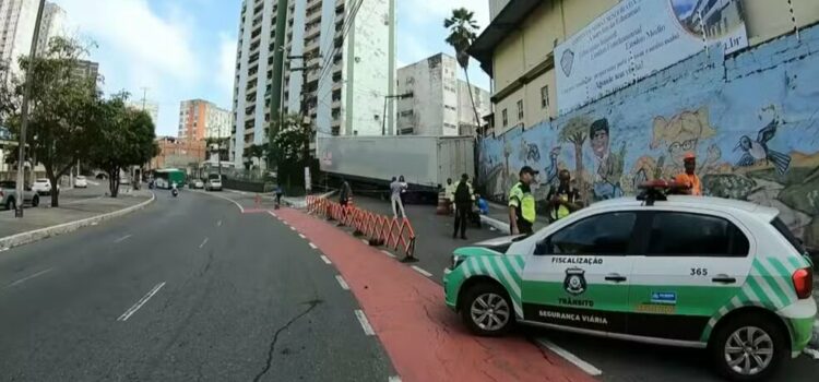 Carreta que bloqueou rua em Salvador por três dias após pneu estourar em ladeira é retirada