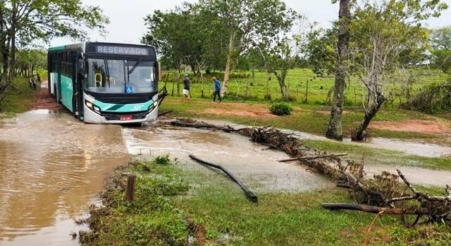 Ônibus atola e moradores do povoado da Candeia Grossa reivindicam melhorias em estradas